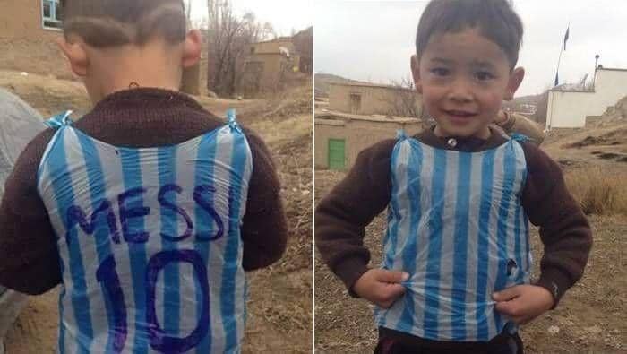 Tak Punya Uang untuk Beli Jersey, Bocah Ini Kenakan Kantong Kresek Bertuliskan Messi