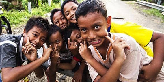 Kamu Patut Bangga! 12 Hal Ini Bikin Orang Bule Ngiri Berat sama Orang Indonesia