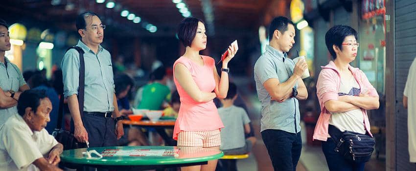 Hayo Ngaku, Pasti Kamu Pernah Melakukan 1 Dari 7 Kebiasaan Ini Saat Menunggu Bukan?