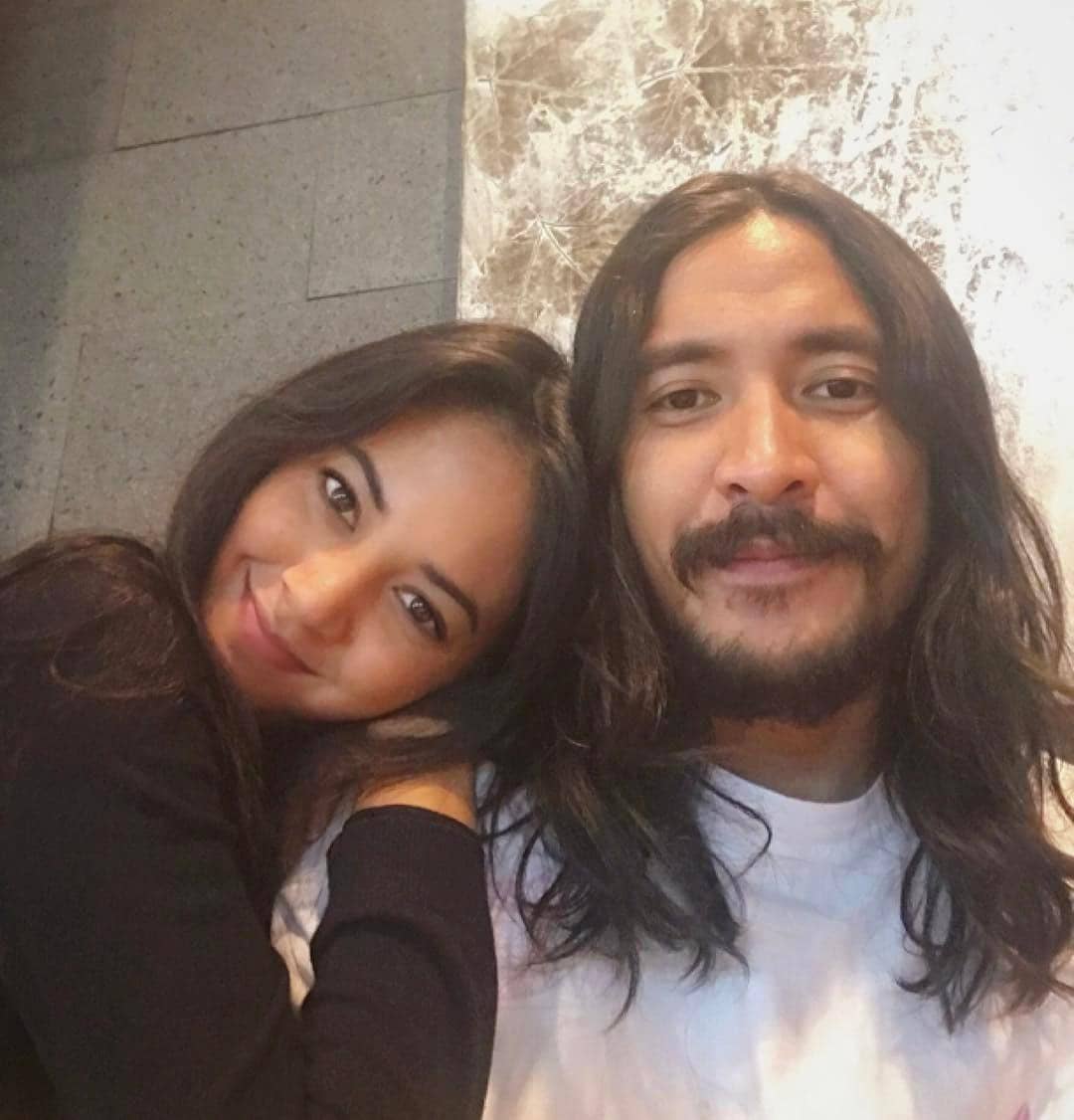 Berpenampilan Ngerock Abis, 10 Foto Ini Bukti Ello Romantis Banget Sama Pacar