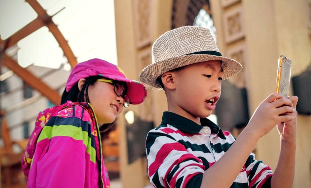 Kebiasaan Unik Semua Adik di Dunia yang Dibawa Sampai Dewasa