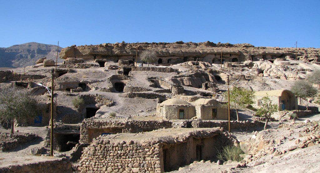 Penduduk Desa Maymand Ini Tinggal di Dalam Goa lho!