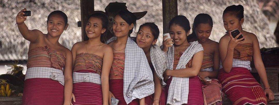 Senyum perempuan Bali