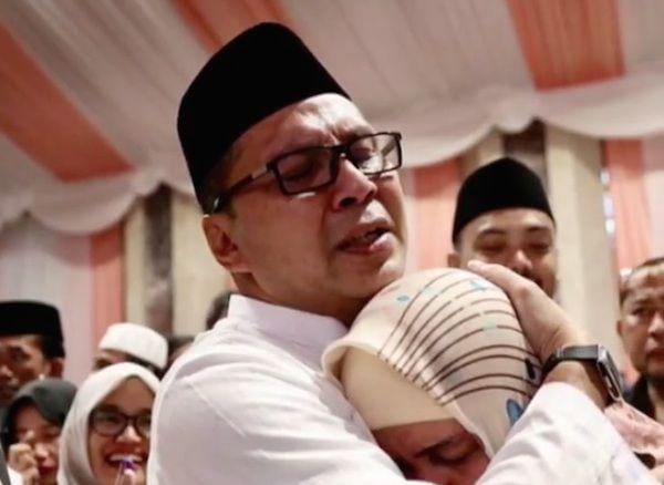 Wali Kota Makassar Danny Pomanto dan simpatisannya merayakan kemenangan kotak kosong di Pilkada Makassar. Foto instagram @dpramdhanpomanto