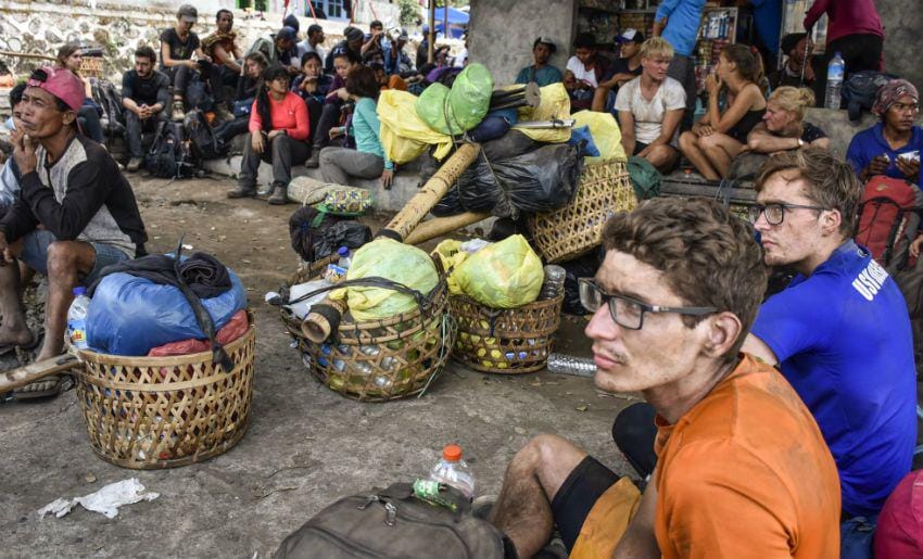 Turis asing yang mendaki Gunung Rinjani berhasil turun gunung (ANTARA FOTO/Ahmad Subaidi)