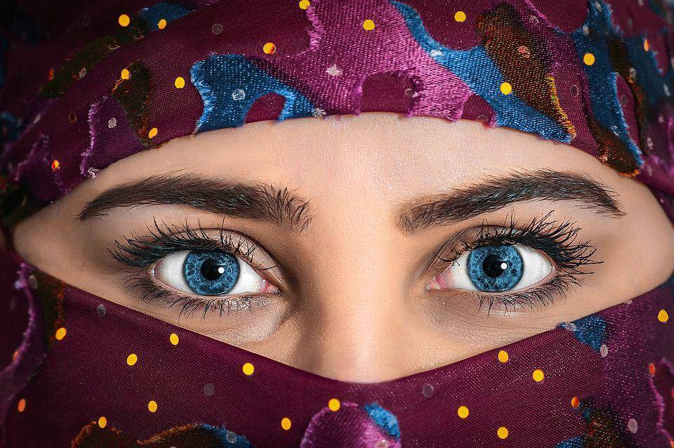 wanita menggunakan cadar niqab