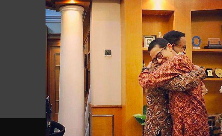 Sandiaga Uno berpelukan dengan Anies Baswedan di kantor Balai Kota
