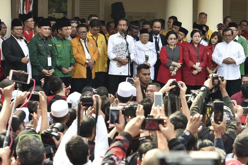 (Joko Widodo dan Ma'ruf Amin berdoa bersama pemimpin partai koalisi)