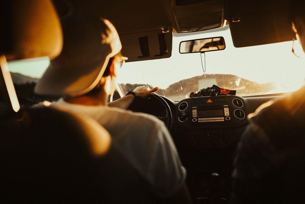 Kenapa Membuka Jendela Mobil Saat Melaju di Tol Bikin Boros Bensin?