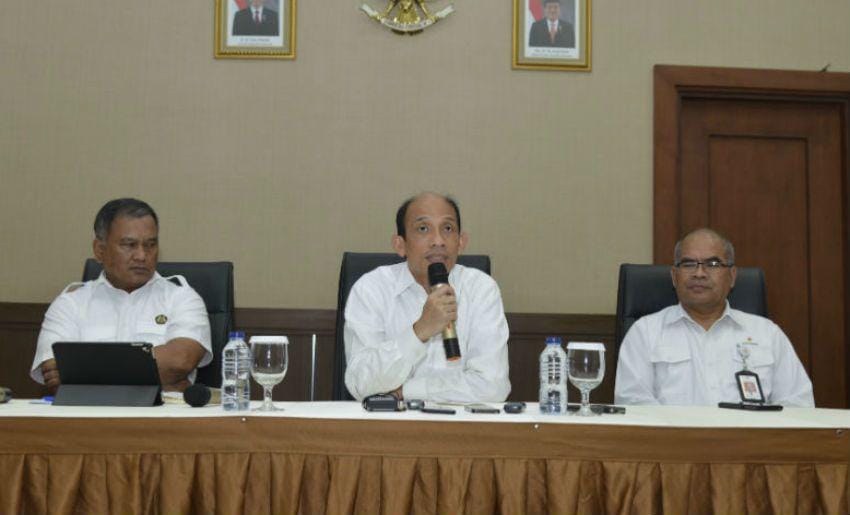 Wakil Menteri ESDM Arcandra Tahar (tengah), Sekjen Kementerian ESDM Ego Syahrial dan Kepala SKK Migas Amin Sunaryadi