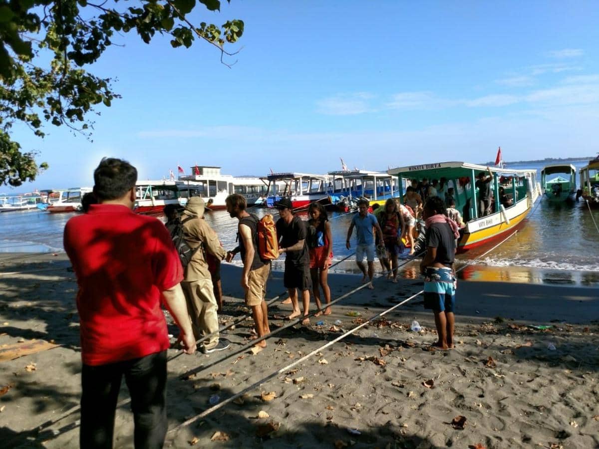 (Turis asing yang akan meninggalkan tiga pulau Gili di Lombok pada 9 Agustus 2018)