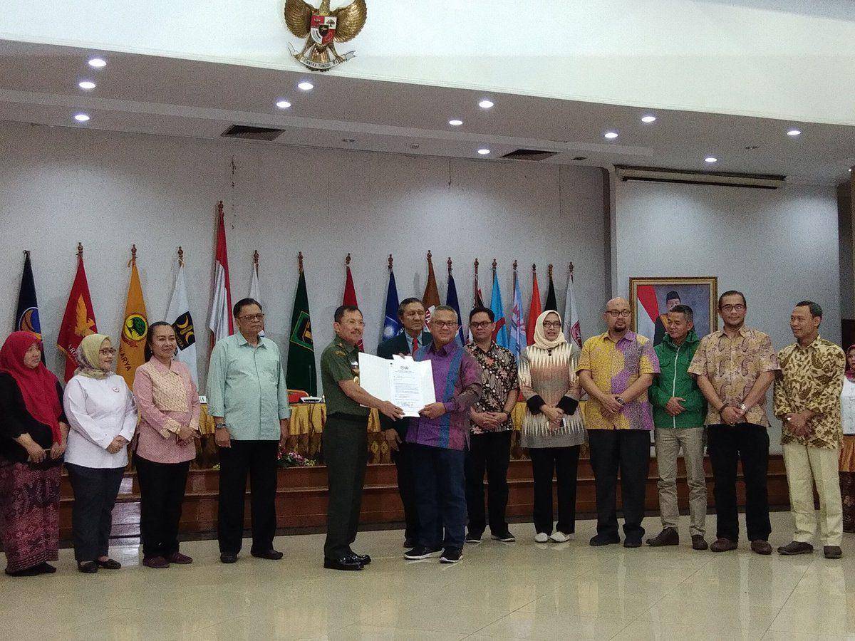 (Direktur RSPAD dr. Terawan Agus Putranto menyerahkan laporan pemeriksaan kesehatan paslon ke KPU)