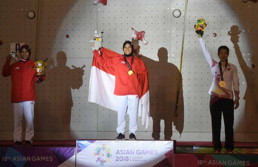 Aries Susanti Rahayu (tengah), Puji Lestari (kiri)