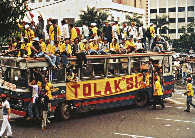 Aksi demonstrasi mahasiswa pada peristiwa Semanggi, 1998.
