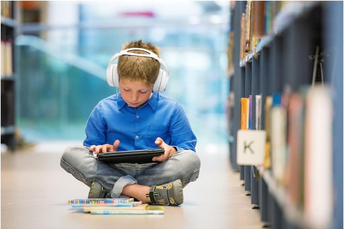 gedget mengambil alih banyak hal. bisa berakibat positif maupun negatif dalam dunia pendidikan