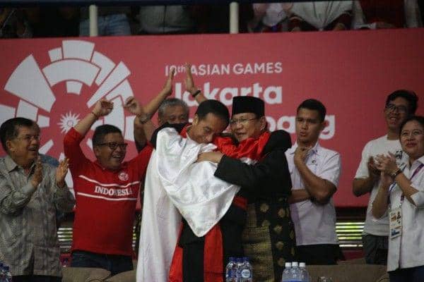(Pesilat Hanifan Yudani Kusumah memeluk Presiden Jokowi dan Prabowo)