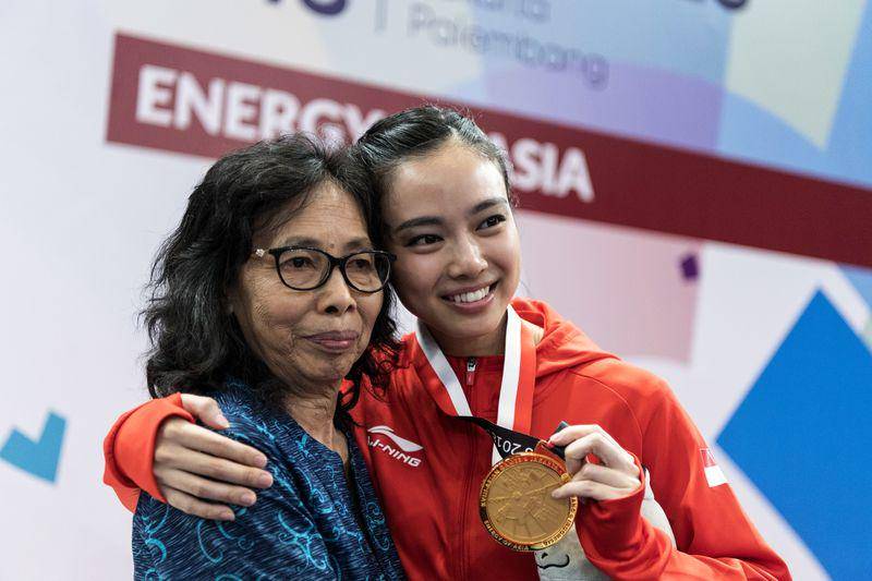 (Atlet wushu Lindswell Kwok bersama ibunda, Nuraini (sebelah kiri)