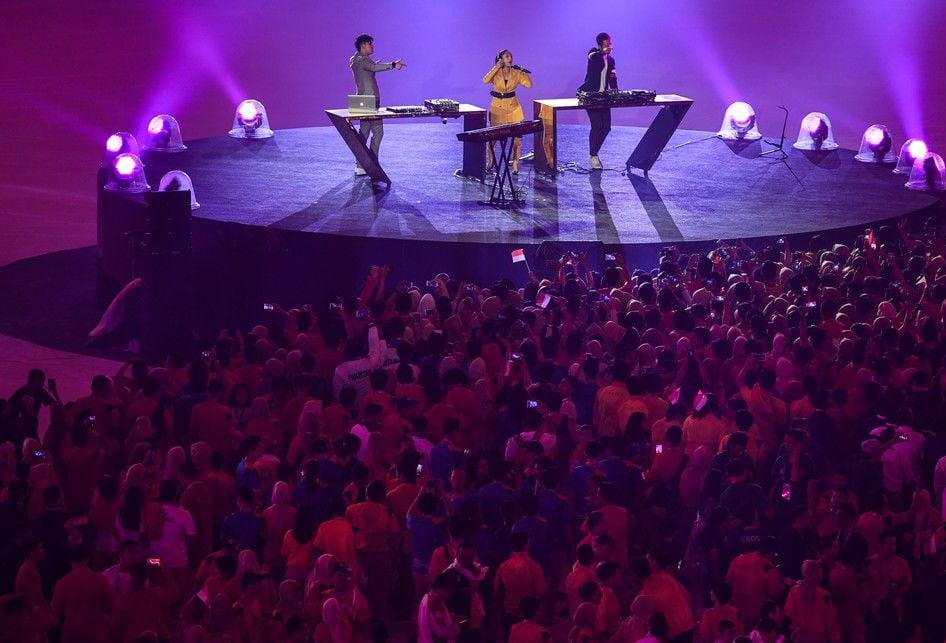 Penampilan Siti Badriah bersama dengan DJ Jevin dan DJ Winky.