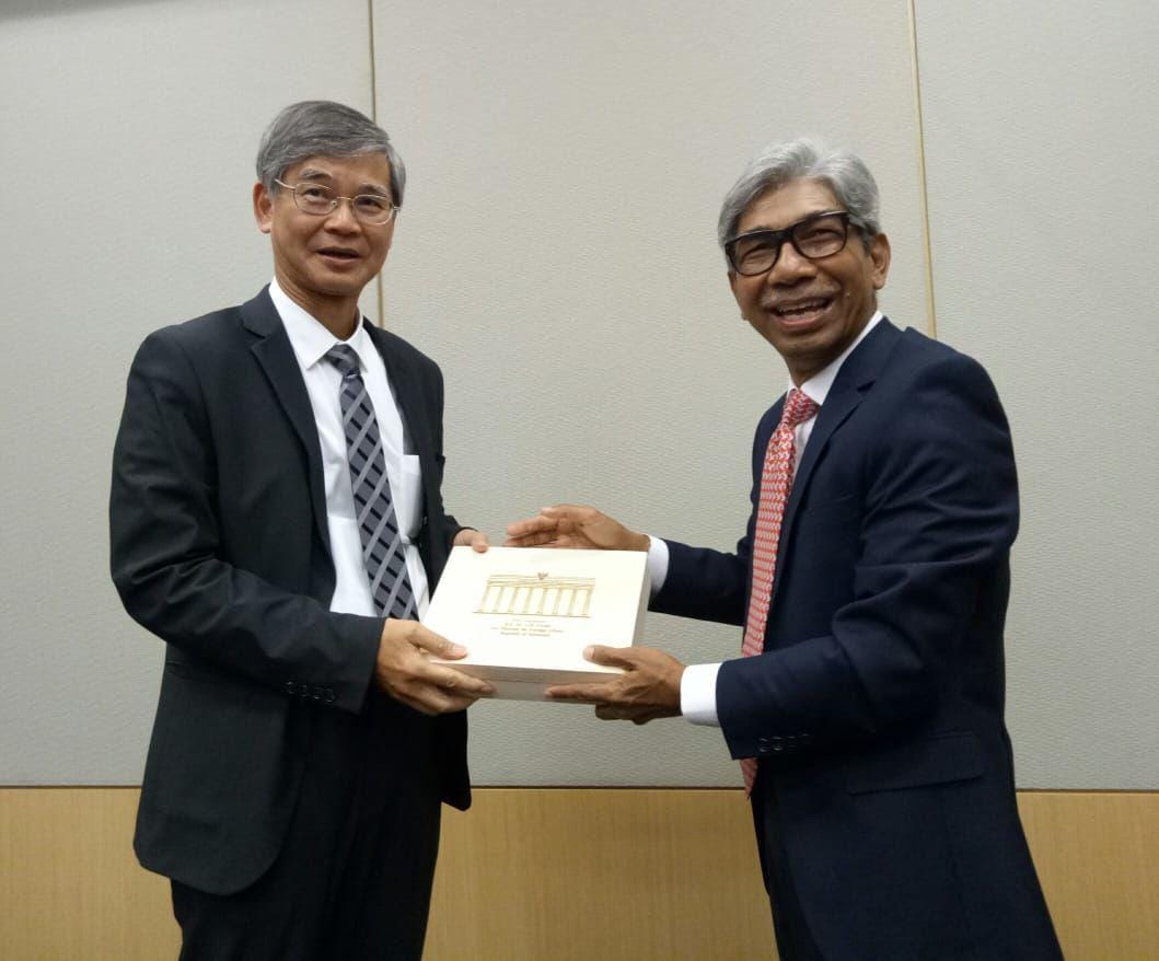 (Wamenlu RI A.M Fachir (kanan) memberikan cinderamata untuk Menaker Hong Kong)