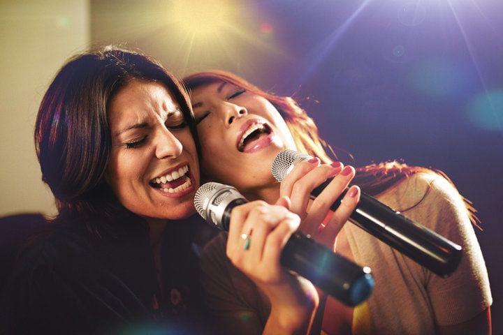 Berasa di ruang karaoke deh kalau anak 90an dengerin lagu favorit bareng teman-teman.