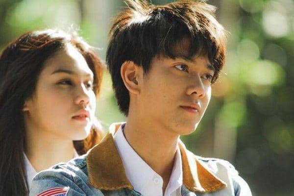 Vanesha Prescilla dan Iqbal Ramadhan dalam film Dilan 1990