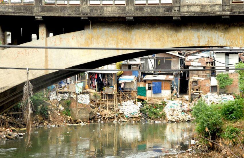 Pemukiman padat penduduk di bantaran Sungai Ciliwung, kawasan Bukit Duri, Jakarta,