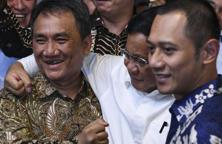 Prabowo Subianto (tengah) berpelukan dengan Wakil Sekjen Partai Demokrat Andi Arief (kiri) disaksikan Komandan Satuan Tugas Bersama Partai Demokrat Agus Harimurti Yudhoyono (kanan)