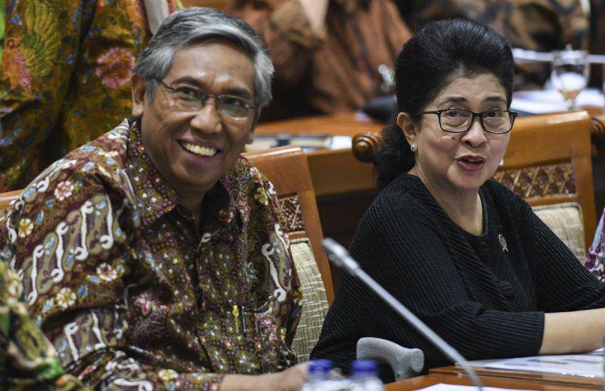 Menteri Kesehatan Nila Farid Moeloek (kanan) dan Wakil Menteri Keuangan Mardiasmo (kiri)