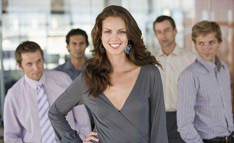 senang menjadi pusat perhatian