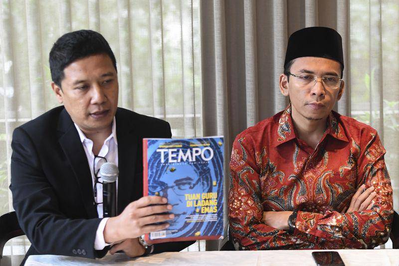 (Muhammad Zainul Majdi <kanan> saat menggelar jumpa pers)