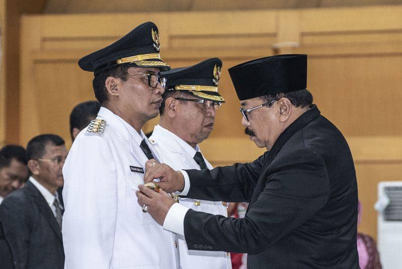 (Gubernur Jawa Timur Soekarno melantik Bupati Tulungagung)