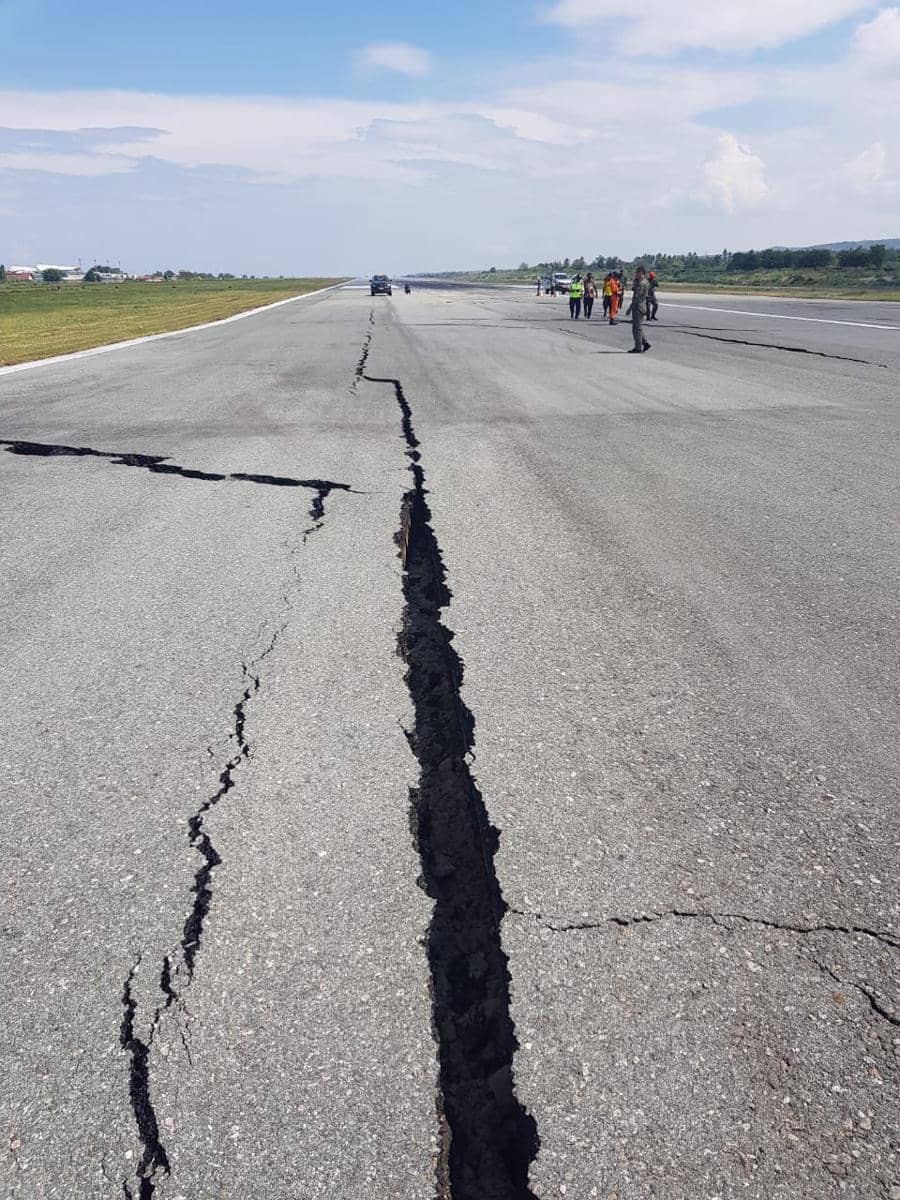 (Kondisi runway Bandara Palu usai digoyang gempa bumi)