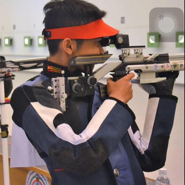 Atlet menembak Muhammad Naufal Mahardika sedang bertanding