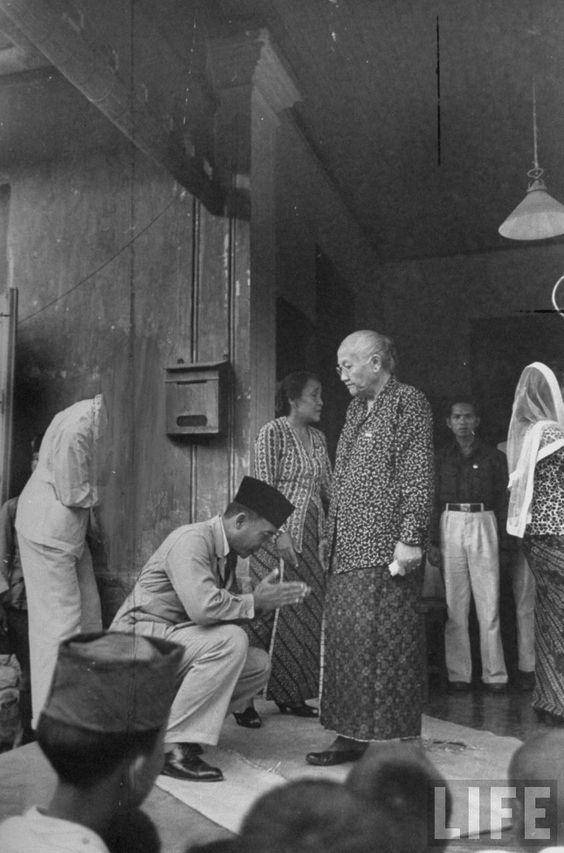 Sukarno sungkem ke ibundanya
