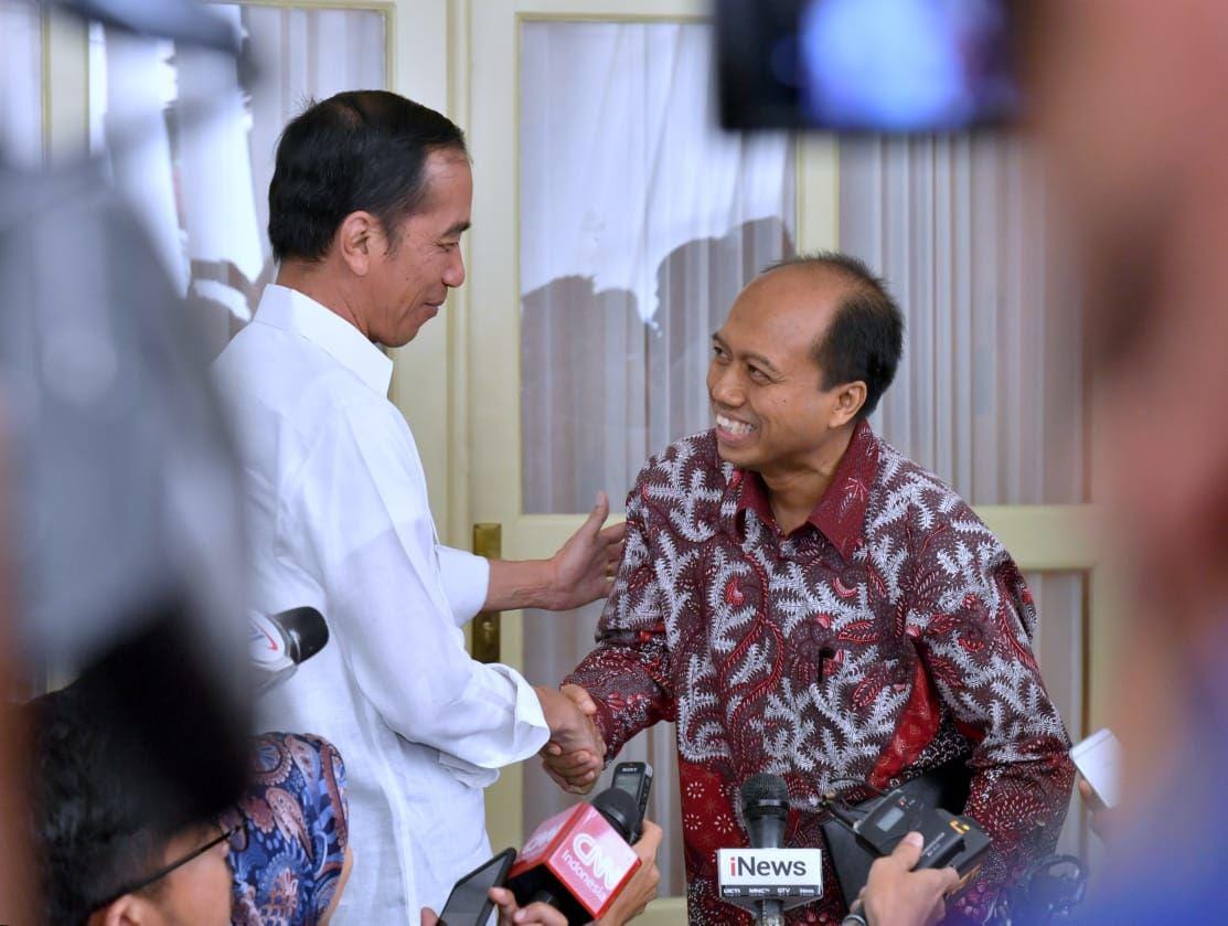 (Kepala Humas BNPB Sutopo Purwo Nugroho akhirnya berjabat tangan dengan Jokowi)