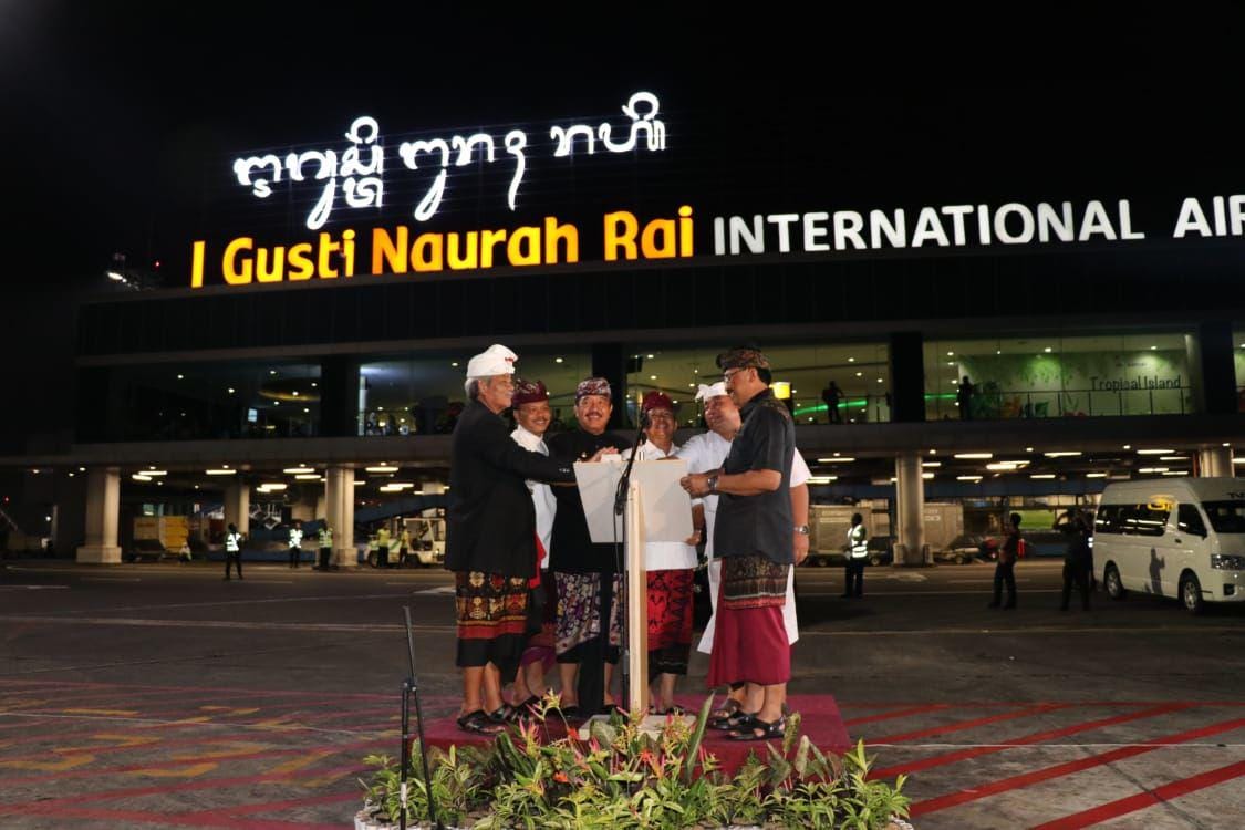 Bandara Ngurah Rai aksara Bali
