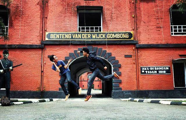 gerbang utama benteng van der wijck.jpg