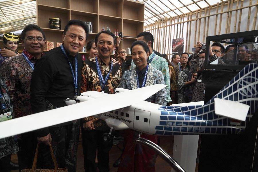 Menteri BUMN Republik Indonesia Rini Soemarno, Presiden Direktur PT Dirgantara Indonesia (Persero) (PT DI) Elfien Goentoro, Kepala Badan Ekonomi Kreatif Triawan Munaf dan Dirut Telkom Alex Sinaga di Paviliun Indonesia, IMF Bali