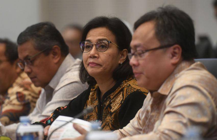 Menteri Keuangan Sri Mulyani (tengah) bersama Gubernur BI Perry Warjiyo (kiri) dan Menteri PPN/Kepala Bappenas Bambang Brodjonegoro (kanan)