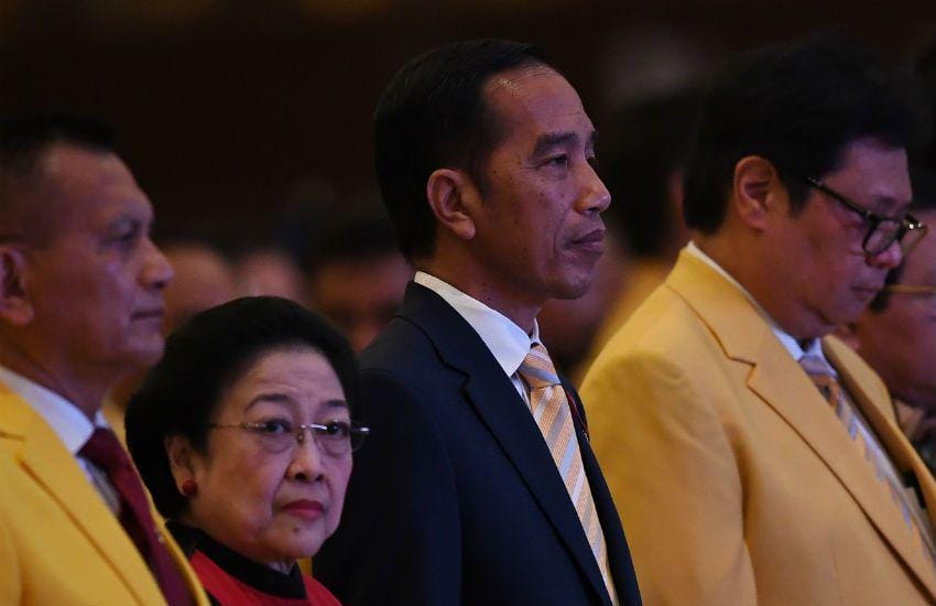 Presiden Joko Widodo (kedua kanan) bersama Presiden ke-5 Megawati Soekarnoputri (kedua kiri) Ketua Umum Partai Golkar Airlangga Hartarto (kanan)