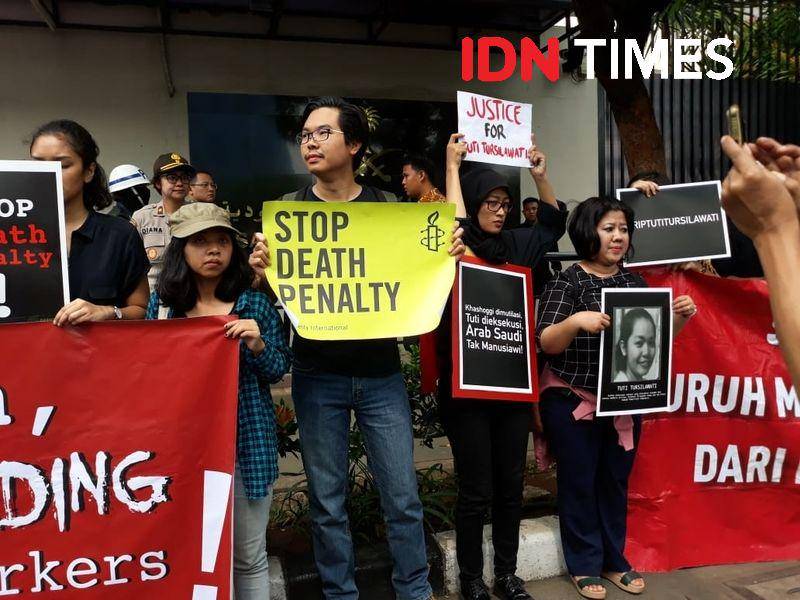 (Aktivis memprotes sikap Saudi yang tetap mengeksekusi mati Tuti Tursilawati) IDN Times/Indiana Malia