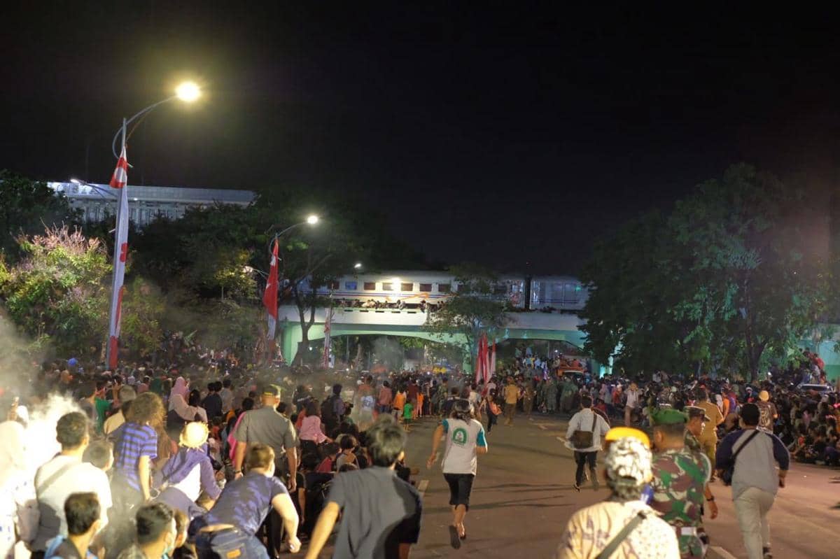 Tragedi Viaduk saat gelaran "Surabaya Membara" 9 November 2018. Beberapa penonton terjatuh dan tertabrak kereta saat asyik melihat dari jembatan kereta tersebut. Tiga di antaranya kemudian meninggal. IDN Times/Reza Iqbal