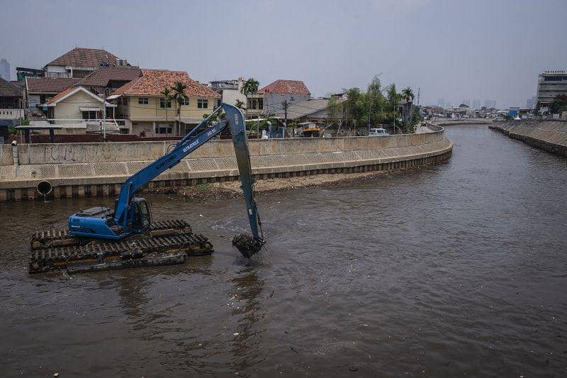 (Pekerja dengan alat berat mengeruk endapan sampah bercampur lumpur di Sungai Ciliwung kawasan Kampung Melayu, Jakarta) ANTARA FOTO/Aprillio Akbar