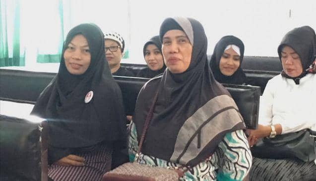 (Baiq Nuril di ruang sidang <kiri>) Istimewa