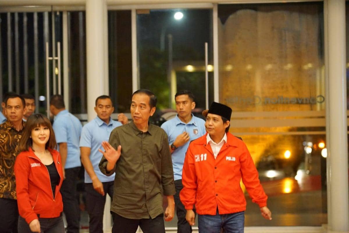 Grace Natalie menyambut Presiden Joko Widodo ketika tiba. (Dok. Partai Solidaritas Indonesia)