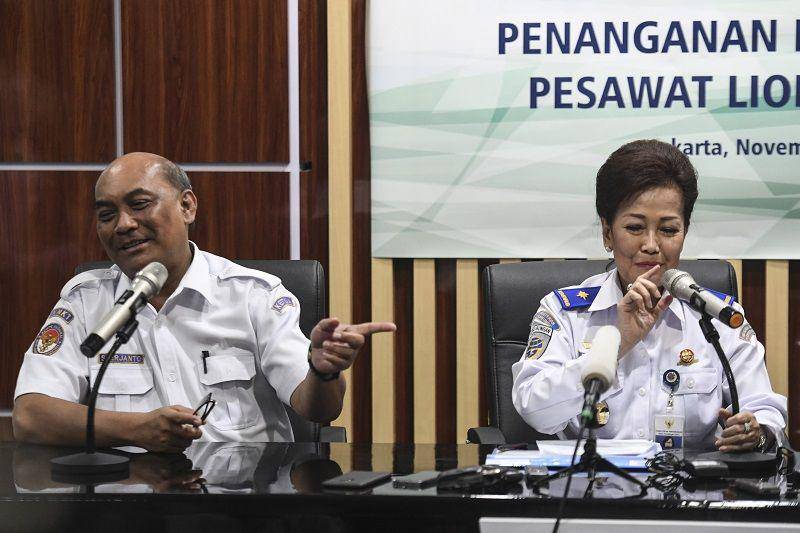 (Dirjen Perhubungan Udara Kemenhub Polana Banguningsih Pramesti (kanan) bersama Ketua KNKT Soerjanto Tjahjono) ANTARA FOTO/Hafidz Mubarak A