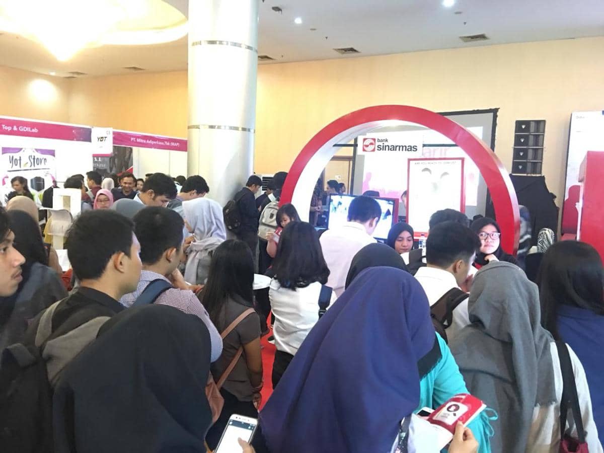 (Ilustrasi para pencari kerja di job fair) IDN Times/Fitang Budi Aditia