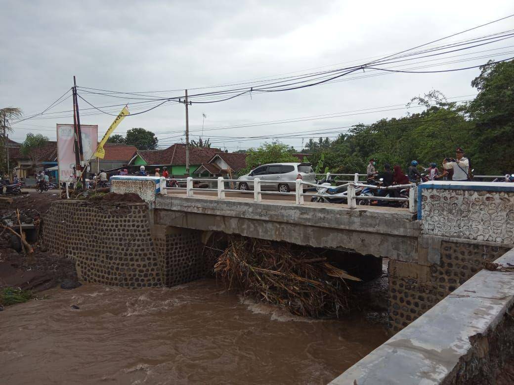 Titik yang rawan terjadi luapan banjir di sungai badeng. IDN Times/Mohamad Ulil Albab