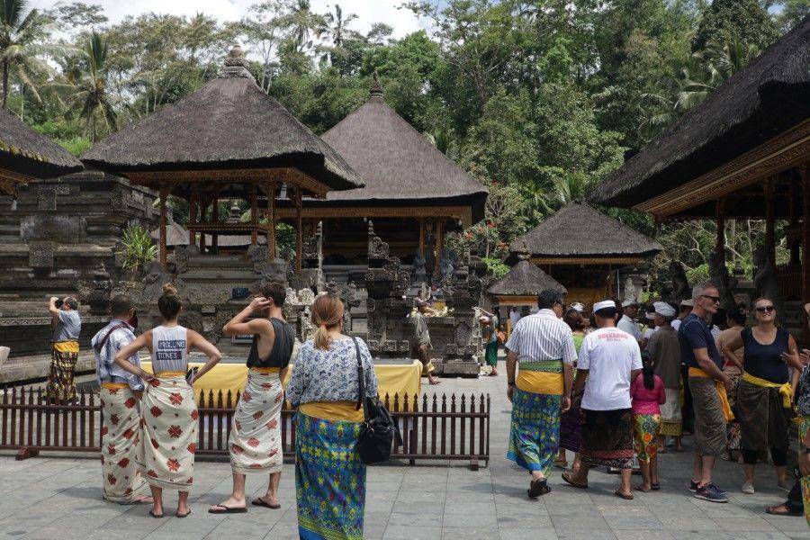 Pura, sembahyang, Pura Tirta Empul, ilustrasi turis bali