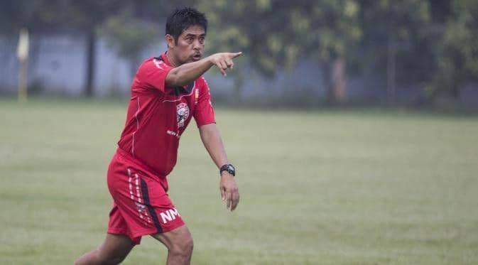 Nil Maizar saat melatih Semen Padang FC